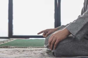 كيفية قول التحيات الصحيحه في الصلاة