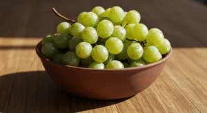 دلالة رؤية العنب الأبيض في منام الرجل