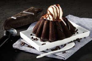 تقديم المولتن كيك وتزيينه بالصور