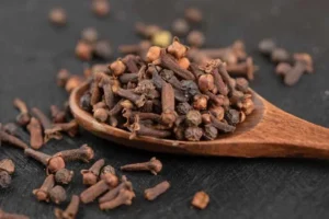 كيفية استخدام زيت القرنفل للشعر