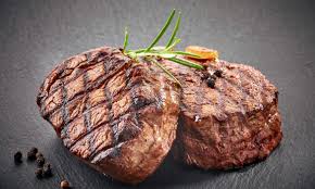 طريقة شواء ستيك لحم على الفحم