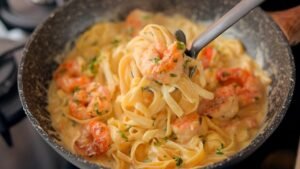 أفكار لتزيين طبق المكرونة بالجمبري