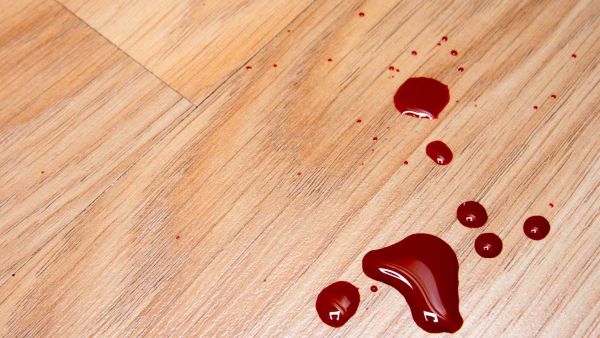 تجارب واقعية حول وجود دم على باب المنزل