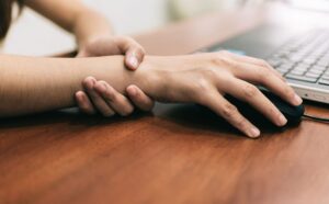 الأسباب الشائعة لرجفة اليدين