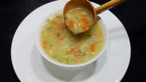 مقارنة بين شوربة الخضار النباتية والعادية