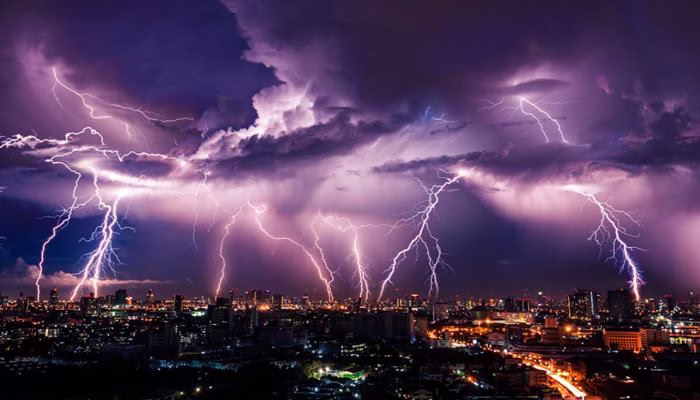 آيات قرآنية تتحدث عن البرق والرعد