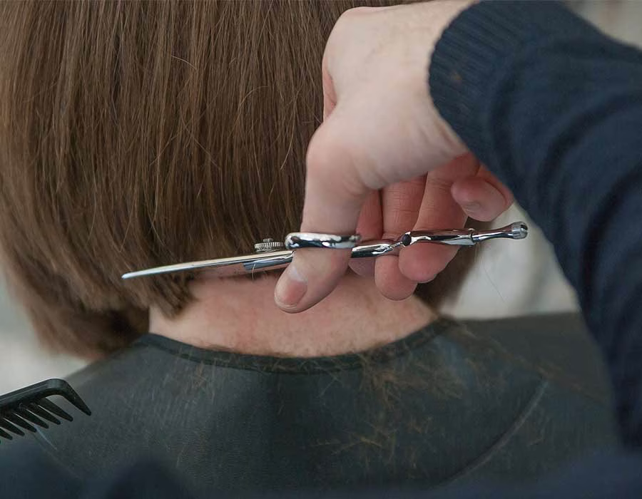 تأويل رؤية قص الشعر من قبل الزوج أو القريب