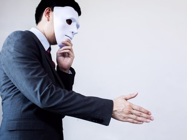 العلاقة بين النفاق والأخلاق