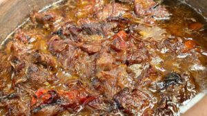 خطوات تحضير اللحمة بالبصل