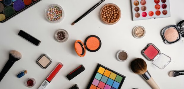 تفسير حلم مشاركة المكياج مع الآخرين للمرأة المتزوجة