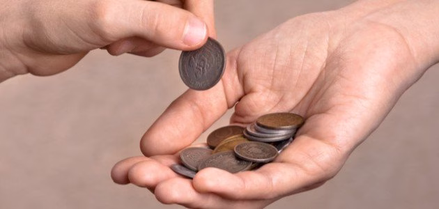 العلامات الإيجابية والسلبية في رؤية منح النقود المعدنية