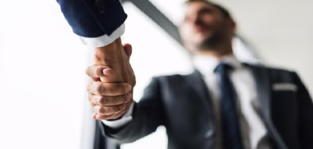 الفرق بين التعامل الحسن والمجاملة المصطنعة