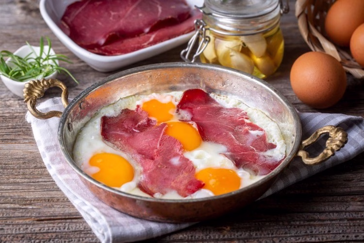 خطوات تحضير البيض بالبسطرمة