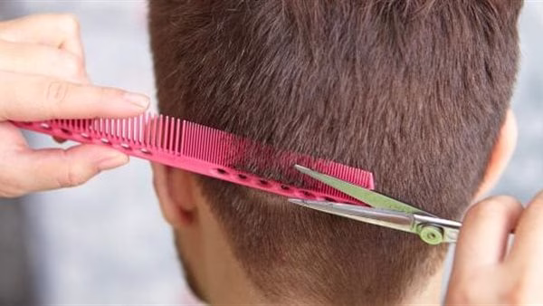 الفرق بين تسريح الشعر وقصه في تفسير الأحلام