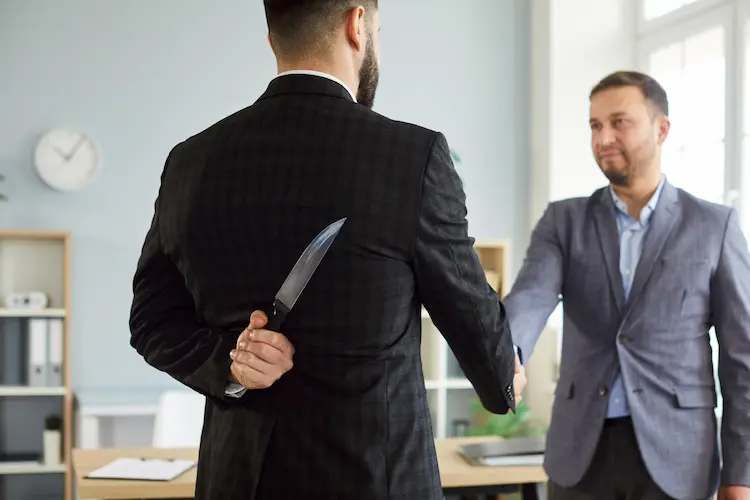 أسباب غدر الأصحاب