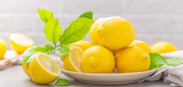 الفرق بين الليمون الطازج والعصائر المصنعة