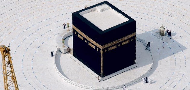 أول من بنى الكعبة