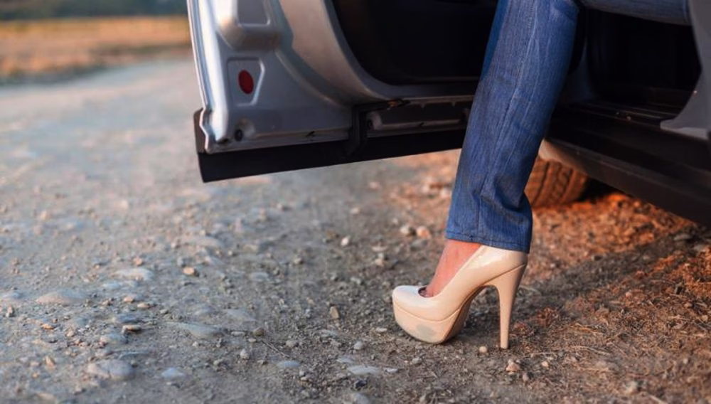 المشي بالكعب العالي في الحلم وتفسيراته