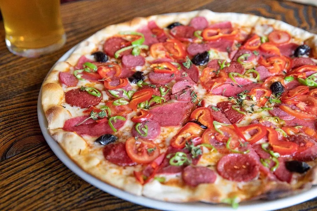 أشهر المطاعم التي تقدم بيتزا بالبسطرمة