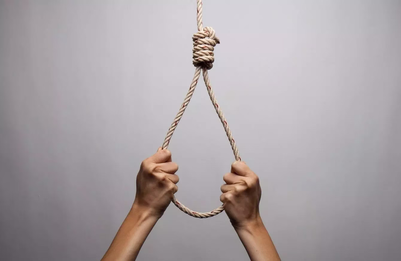 الفرق بين رؤية الشنق للحي والميت